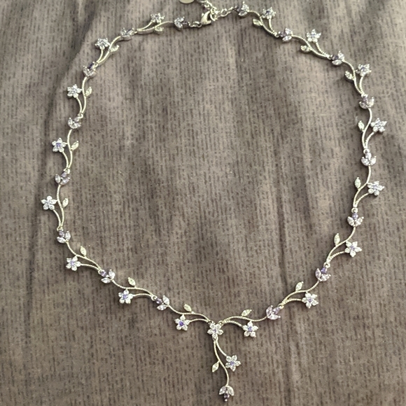 Price ⬇️ Purple and clear stone flower necklace - Picture 1 of 3